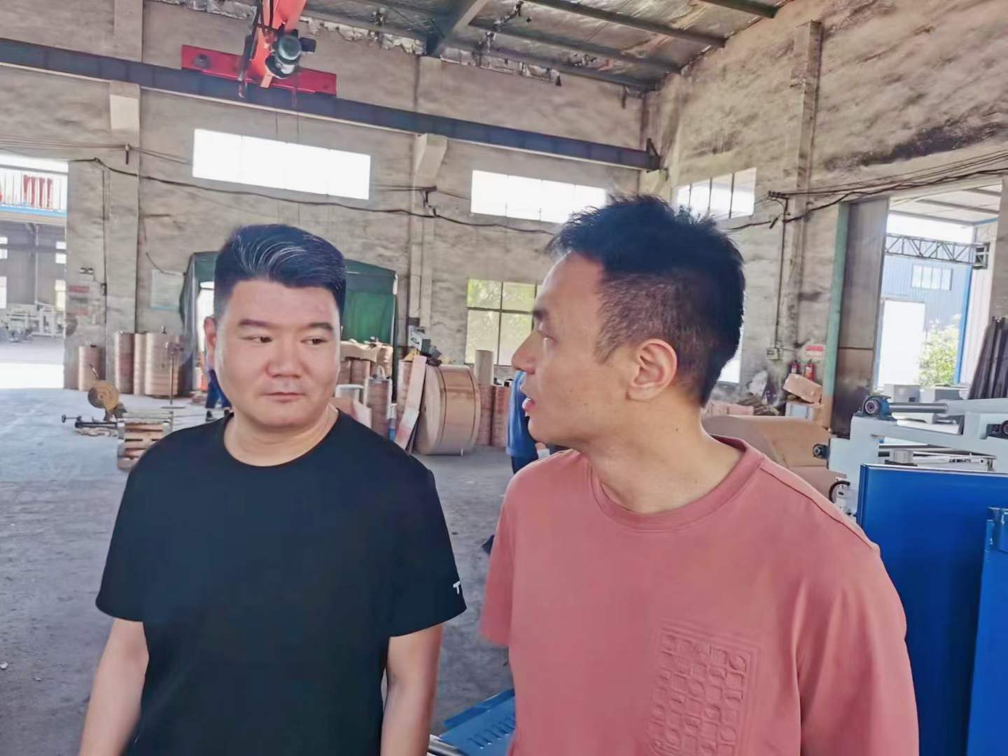 熱烈歡迎西工大趙盼博士后、教授帶領(lǐng)科研團(tuán)隊(duì)到上高縣雙新紙桶設(shè)備有限公司考察，雙方就全自動(dòng)鐵箍紙桶設(shè)備流水線的研發(fā)達(dá)成了初步的意向。